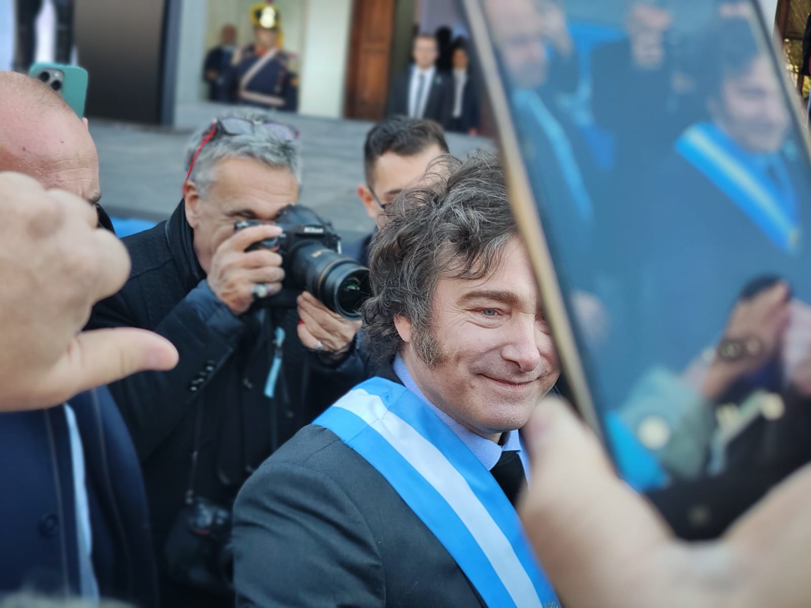 javier milei con la bandera argentina