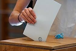 una persona votando