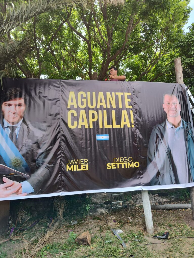Foto Cartel Milei con Diego Settimo campaña intendente 2023 capilla del monte por la libertad avanza